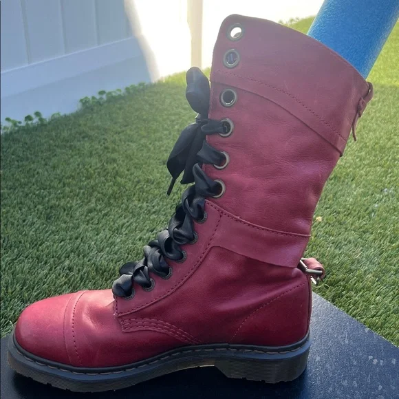 Dr. Martens 12-eyelet boot. Size 8 - Picture 7 of 12